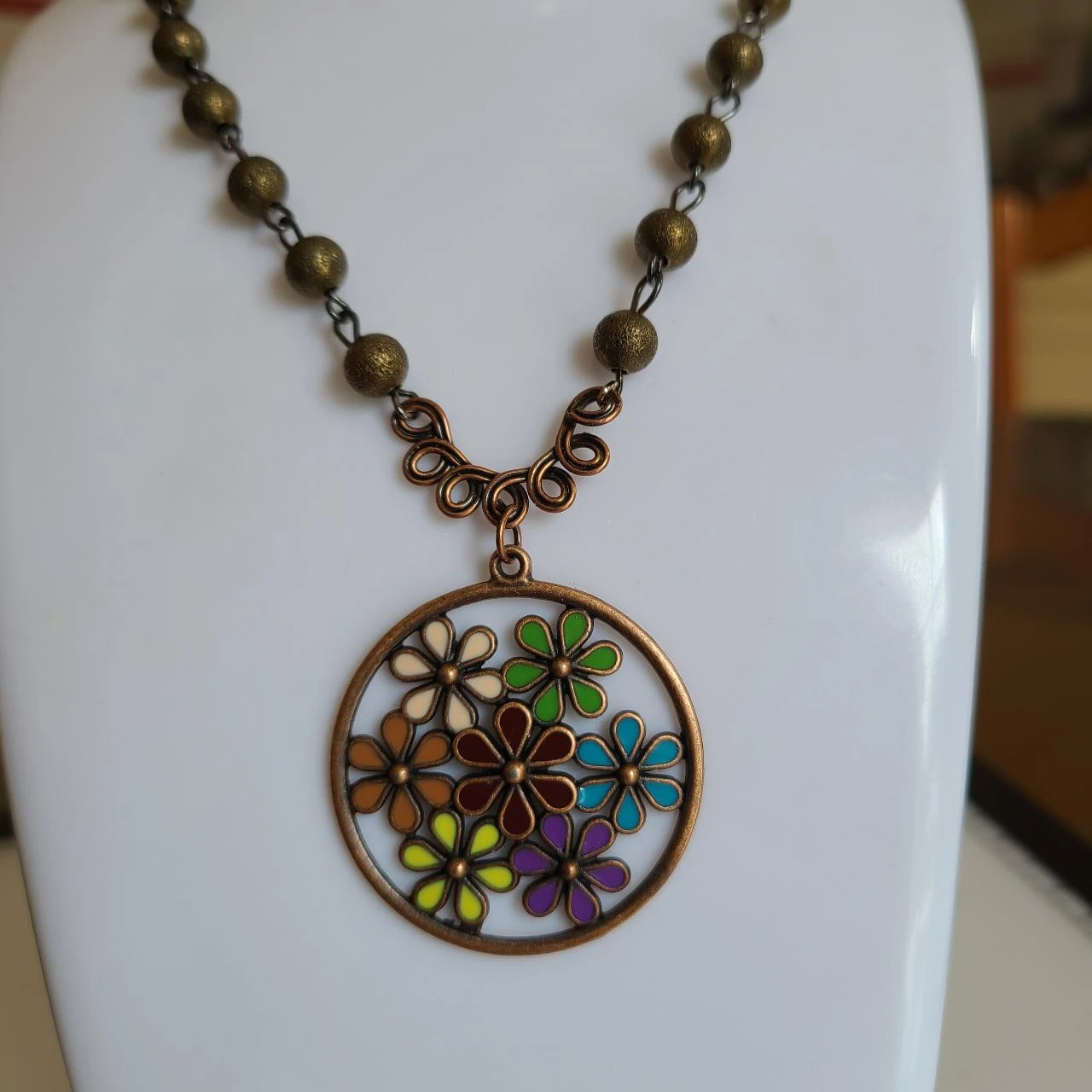 Collier sur Chaine en métal bronze et perles marron avec pendentif fleurs PA587